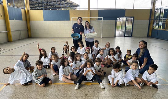 Explorando o mundo dos dinossauros! M�e da Santa Esperan�a