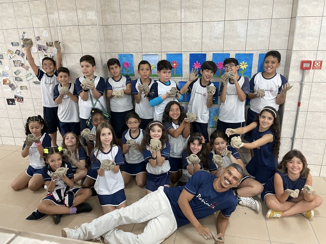 Explorando a criatividade nas m�os dos nossos artistas! M�e da Santa Esperan�a