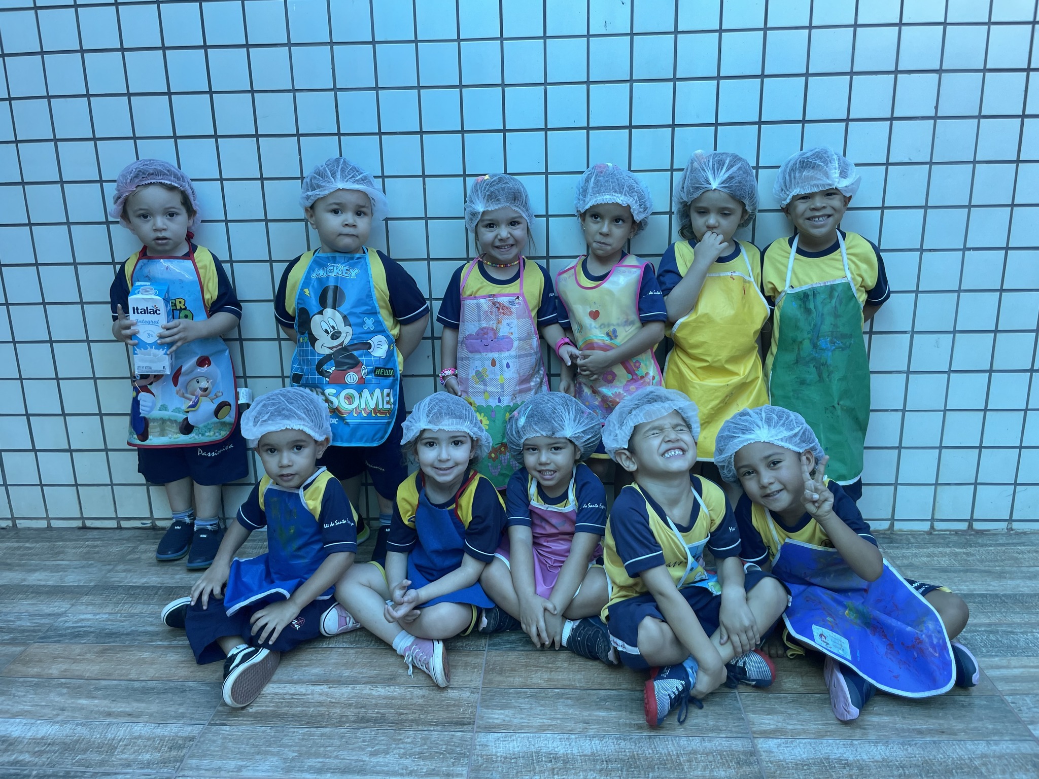 Equipados com aventais e touca! M�e da Santa Esperan�a