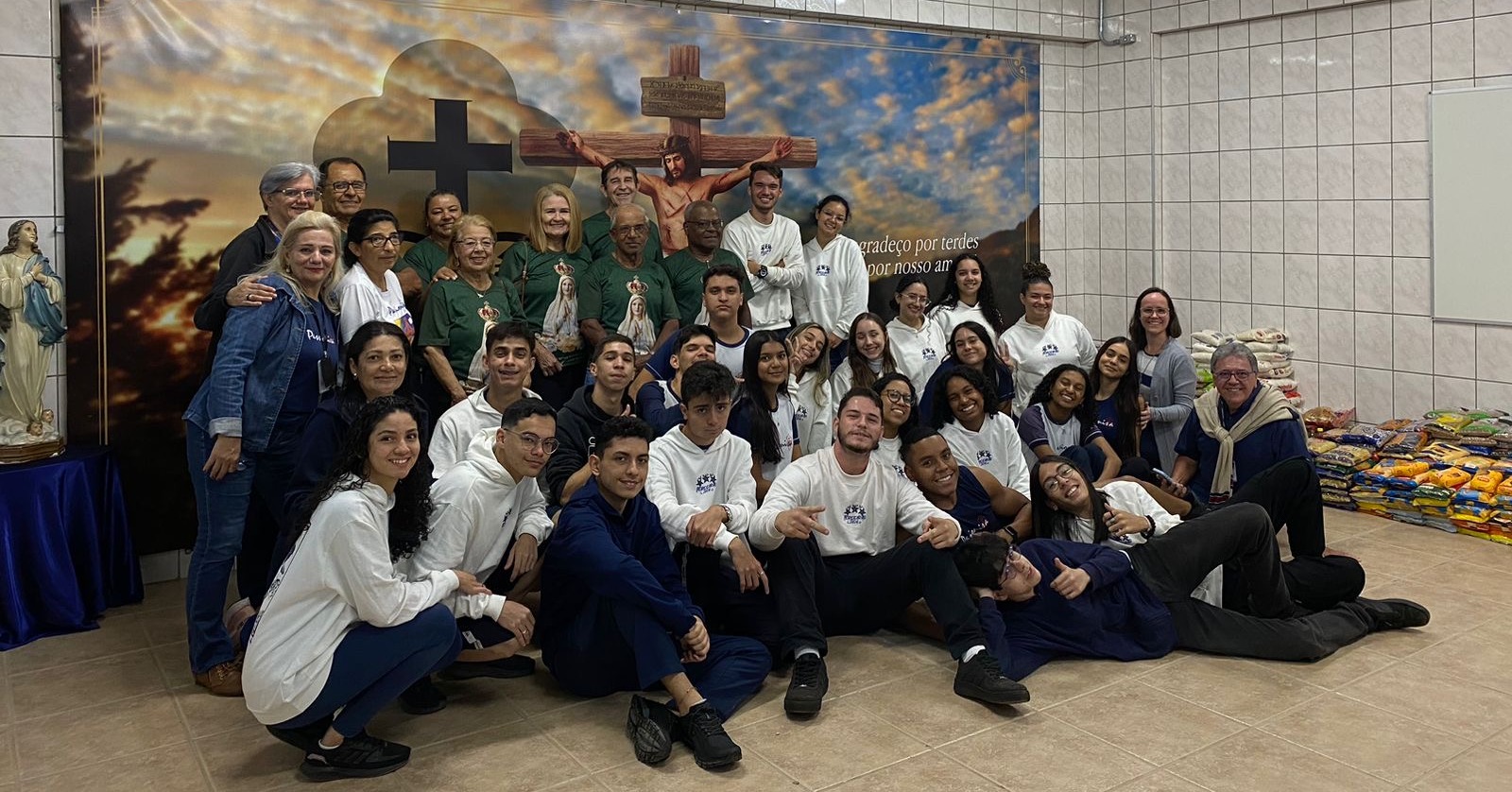 Entregando as doa��es M�e da Santa Esperan�a