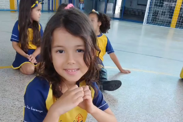 A escrita do nome com alfabeto m�vel. M�e da Santa Esperan�a