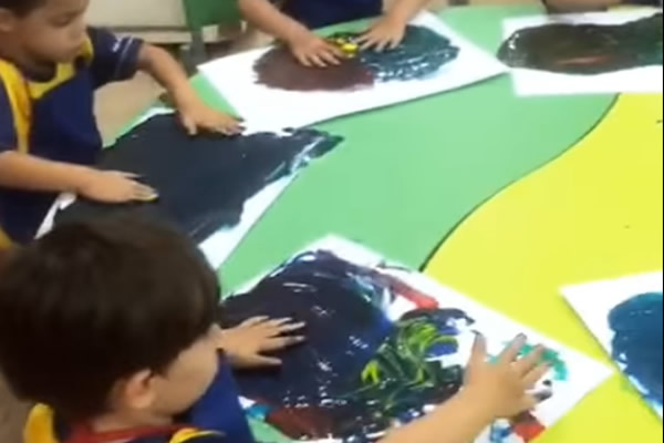 Pintando na Aula M�e da Santa Esperan�a